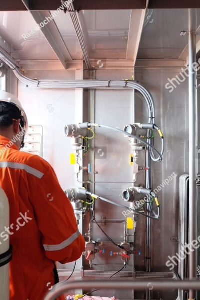 stock-photo-instrument-technician-on-the-job-calibrate-or-function-check-pressure-transmitter-in-oil-and-gas-590399726